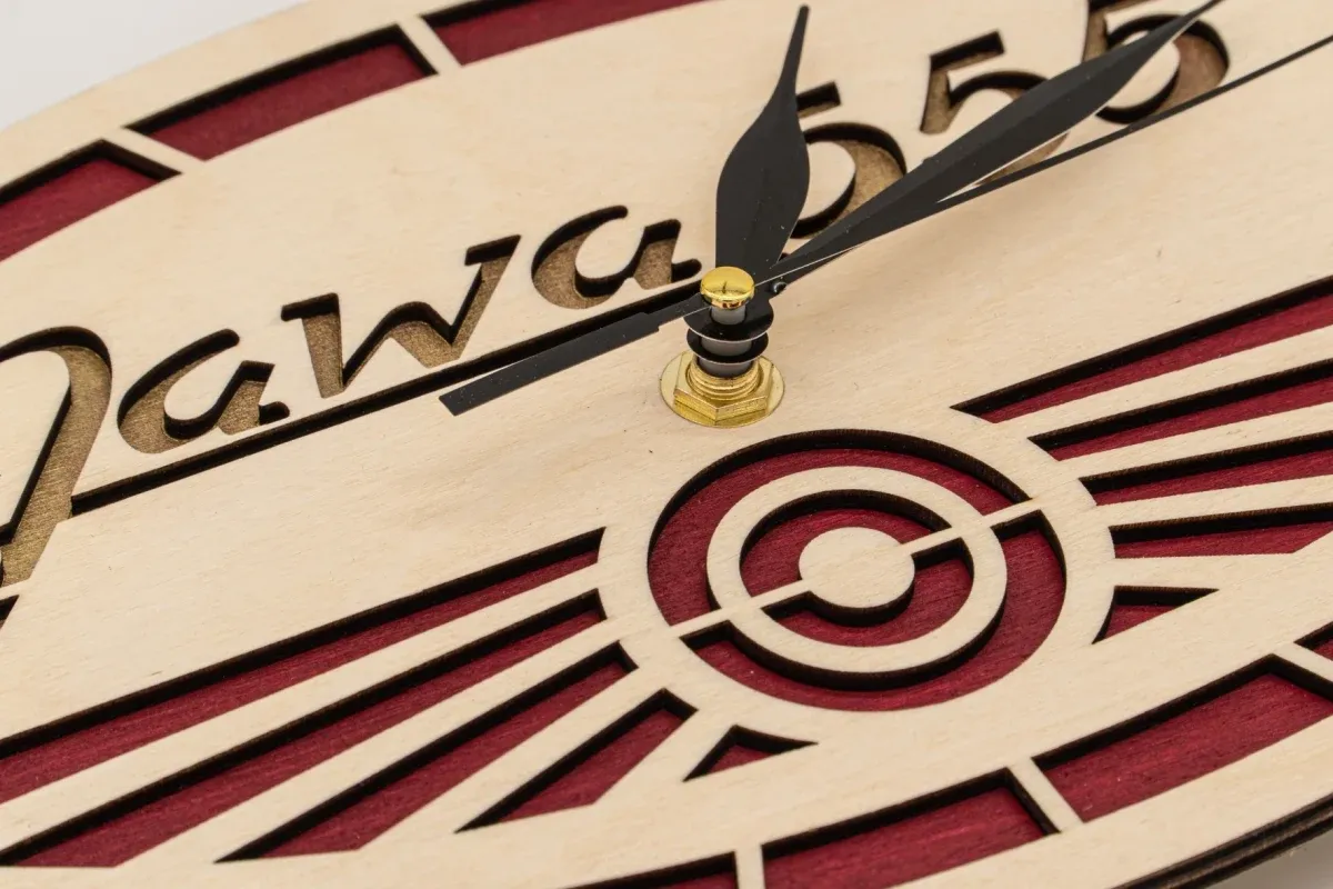 Drewniany zegar Logo Jawa 555